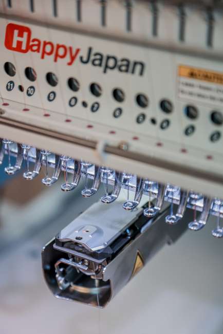 Happy Japan 15 Nadeln Stickmaschine HCD3E-1501 | Inkl. Hoopmaster Starter Paket