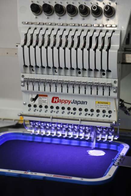 Happy Japan 15 Nadeln Stickmaschine HCD3E-1501 | Inkl. Hoopmaster Starter Paket