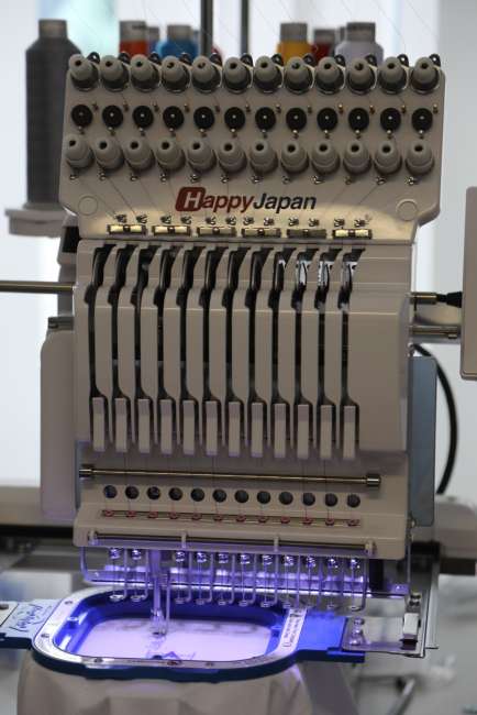 Happy Japan 12 Nadeln Stickmaschine HCS3-1201 | Inkl. Hoopmaster Starter Paket | Power-Paket-Preise